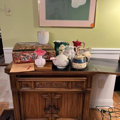Bar cart -
Vintage tea pots 