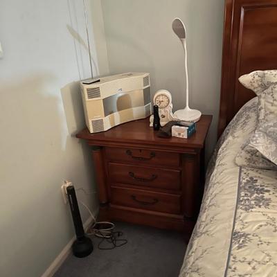 2 nightstands 