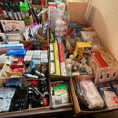 Mixed lot of electrical supplies.