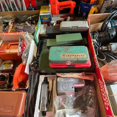 Mixed lot of power and hand tools, and hardware. 