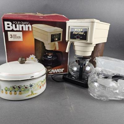 Lot 1377 | Vintage Bunn Coffee Brewer & Asta Pot