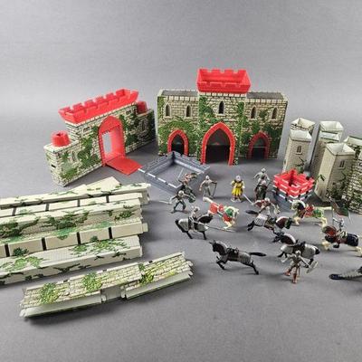 Lot 521 | Vintage Marx Mideval Castle & Accessories