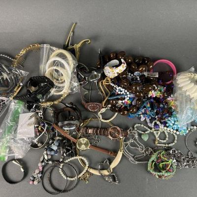 Lot 1328 | Costume Jewelry