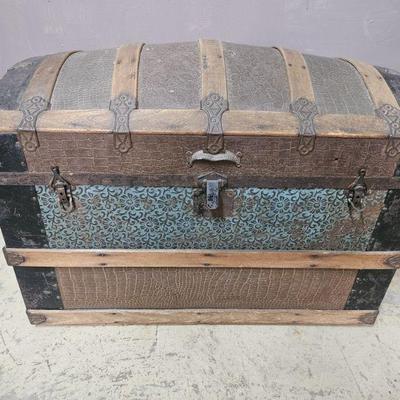 Lot 518 | Antique Floral Lined Storage Chest