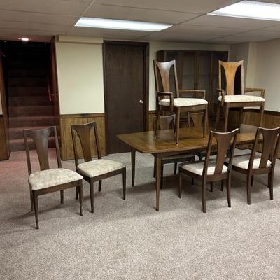 Broyhill Premier Emphasis Collection - Table with 8 Chairs 
