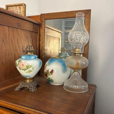 Antique parlor oil or kerosene lamp / lantern 