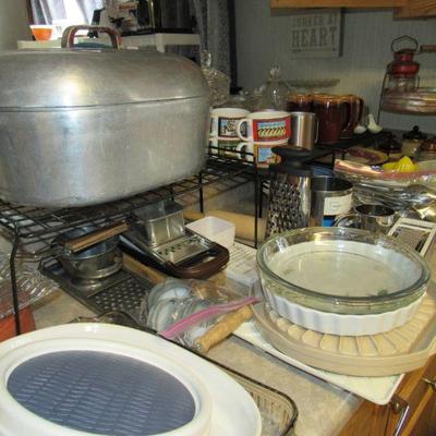Yes that is a Wagner Ware 4267 aluminum roaster with the trivet