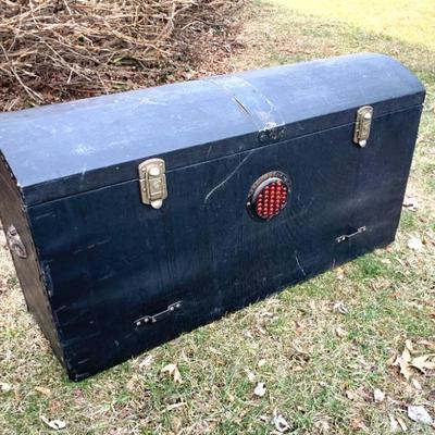 Antique rear-mount automobile trunk with reflector