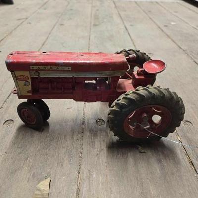 #7614 â€¢ Farmall 460 Model Tractor
