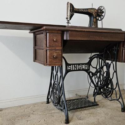 Vintage Singer Treadle Sewing Machine in Cabinet