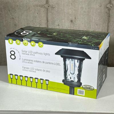 NEW IN BOX SOLAR LED PATHWAY LIGHTS | Set of 8 Solar LED pathway lights brand new in box