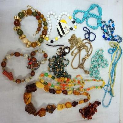 1277	LARGE LOT OF ASSORTED NECKLACES INCLUDING BEADED 
