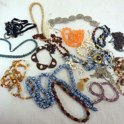 1276	LARGE LOT OF ASSORTED NECKLACES INCLUDING BEADED 
