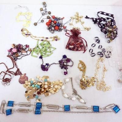 1279	LARGE LOT OF ASSORTED NECKLACES INCLUDING BEADED 
