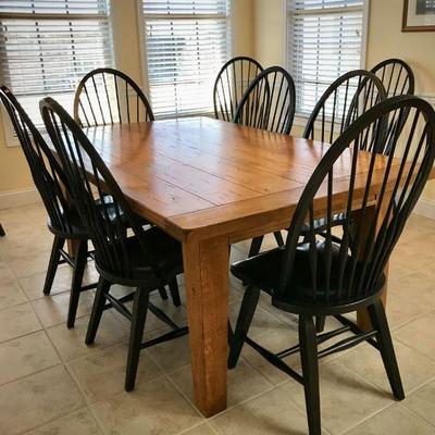 Broyhill Dining Set with 10 Chairs and 2 Additional Leaves.