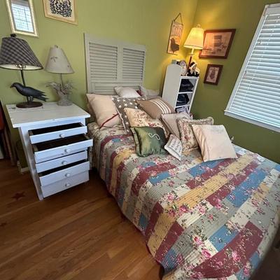 Quilt, Full Bed, Mattress/Box Spring, pillows