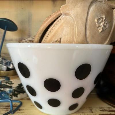 Pyrex polka dot big bowl 