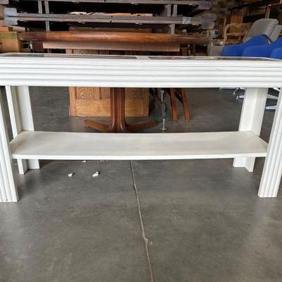 #5622 â€¢ white entry table

