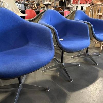 #5670 â€¢ 3 blue chairs
