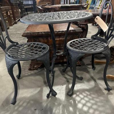 #5134 â€¢ small metal table with 2 chairs
