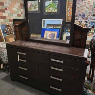 #7000 â€¢ Dresser And Bed
