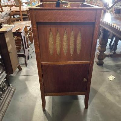 #5640 â€¢ Record player cabinet
