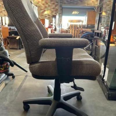 #5534 â€¢ spinning rolling chair
