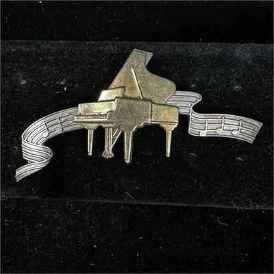 Lot 088   1 Bid(s)
Sterling Silver Brooch Grand Piano Musical Notes Bar Signed MBE