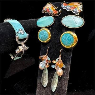 Lot 100-038   1 Bid(s)
Coordinating Turquoise Color Costume Jewelry
