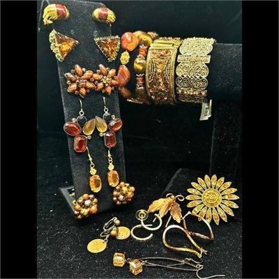 Lot 100-040   1 Bid(s)
Bronze Tones Costume Jewelry Grouping