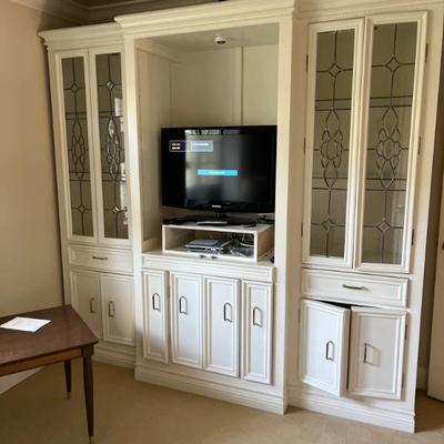 WHITE STORAGE/STAINGLASS 