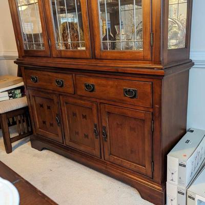 Beautiful china cabinet (see additional pics for matching dining table)