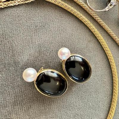 18kt Onyx and pearl clip earrings