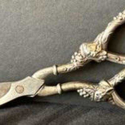 Pair of Antique Sterling Grape Shears in a gorgeous design! 

Measures about 6.5 inches. 