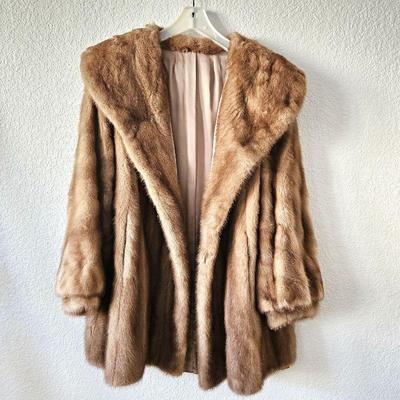  Beautiful Vintage Women's Mink Coat in a Size L - Side Pockets, Beautiful Lining - 32"L