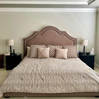 King Bed, nightstands & table lamps