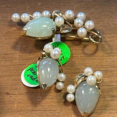 Matching brooch and earrings. 14k gold, jade and pearls