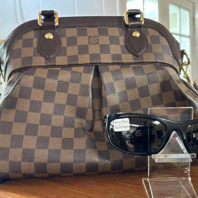 Louis Vuitton purse in excellent condition