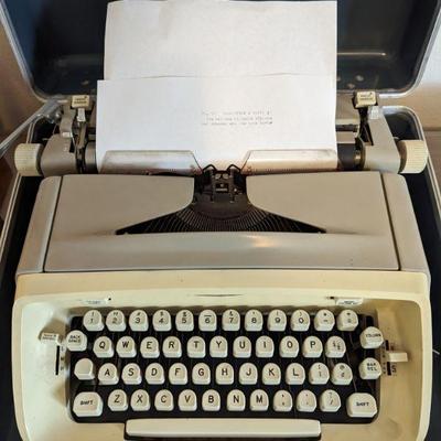 Royal Safari typewriter