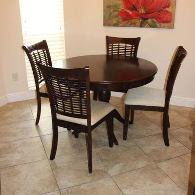 DINETTE TABLE W/ 4 CHAIRS
$250 