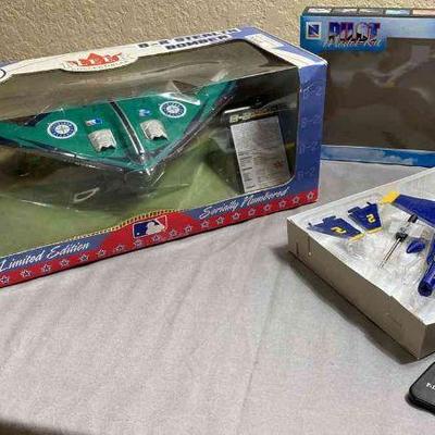 Fleer Team Collectible * Seattle Mariners * B- 2 Stealth Bomber * Die Cast * Northrop Grumman Corp * 1:144 Scale * New Ray Pilot Model...