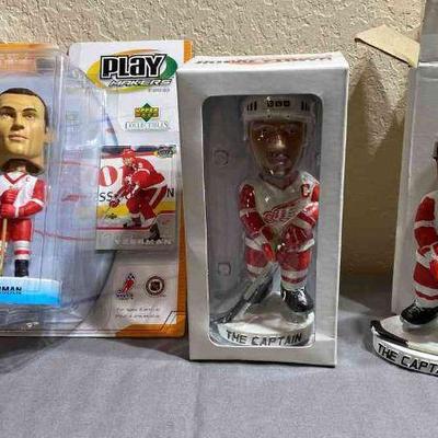 Upper Deck Collectibles * Play Makers * 2001/2002 NHL Edition * Steve Yzerman * Hockey Town Bobble Head * Detroit Red Wings
