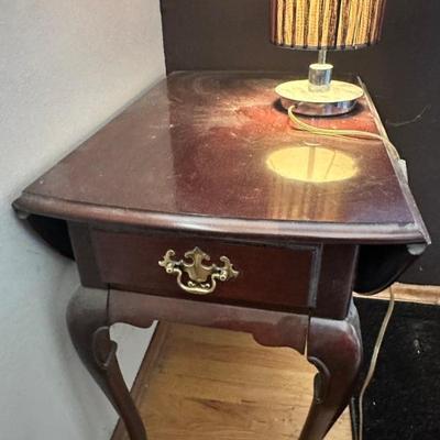 Late 20th Century Hammary Furniture Single Drawer Queen Anne Solid Cherry Double Drop Leaf End Table
