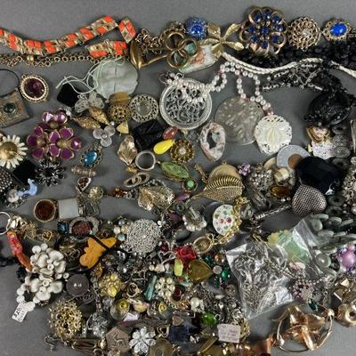 Lot 173 | Lot of Costume Jewelry