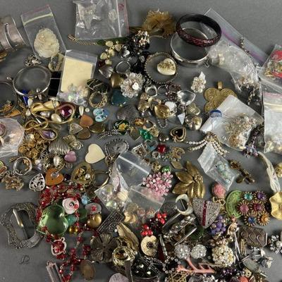 Lot 185 | Lot of Costume Jewelry
