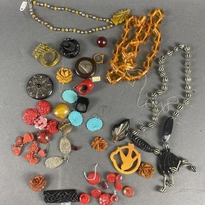 Lot 108 | Vintage Bakelite Jewelry