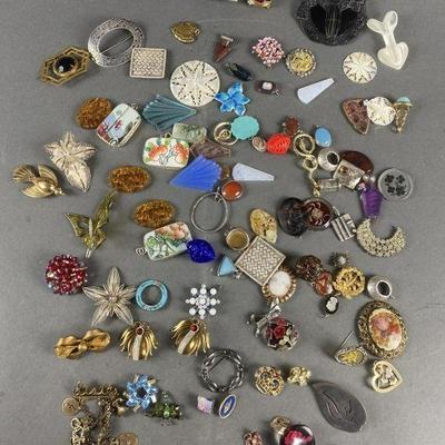 Lot 109 | Vintage Pendants & Pins