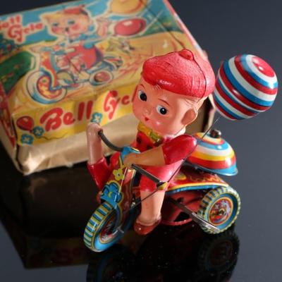 Vintage Japanese Suzuki TS-753 Celluloid/Tin Wind-Up Toy Bell Cycle In Box 	Box: 2.5x3.75x5in	196145
Vintage Japanese Suzuki TS-753...
