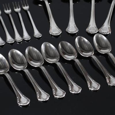 Reed & Barton The Plaza New York Silver Plate Flatware Set Silverware 	Case: 3.5x17x11.5in	199109
