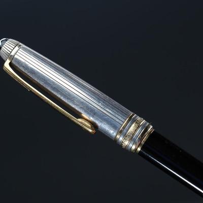 Montblanc Meisterstuck Solitaire Doue Sterling Silver Rollerball Pen	Pen with Cap: 138mm x 12.5mm diameter <BR>without cap: 121mm	199162
